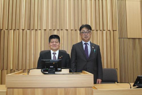 櫛毛議長と鶴見副議長の写真