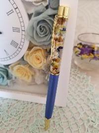 ボールペンの上部がお花のハーバリウムになっているボールペンの写真