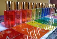 色々な色の瓶が一列に並べられている写真