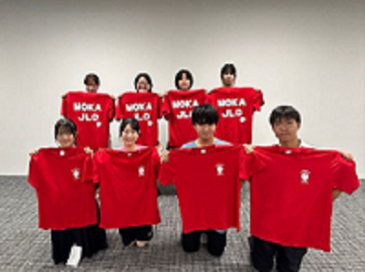 活動Tシャツを持ち笑顔のジュニアリーダースクラブ会員