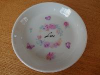 淡いピンク系の花が描かれた白いお皿の写真