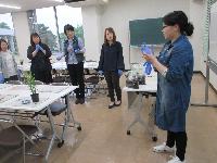 参加者へ苔玉の作り方を説明する、講師の上野先生