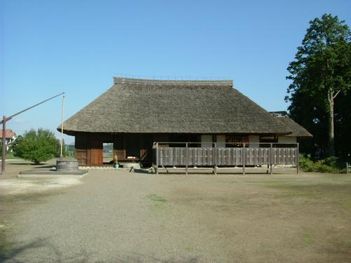 茅葺屋根で平屋建ての桜町陣屋跡の外観写真