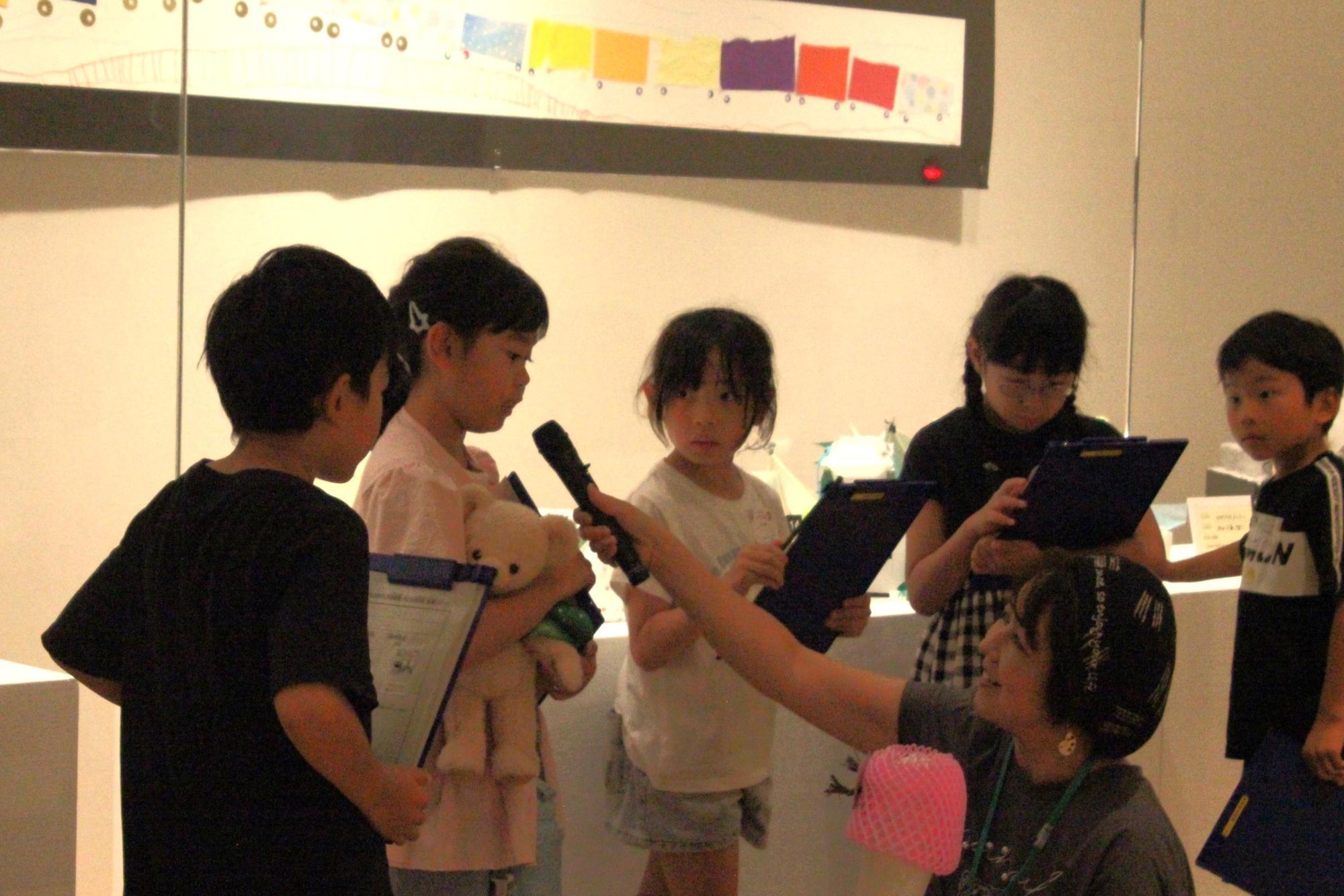 R7.7.20子ども学芸員ギャラリートークの様子