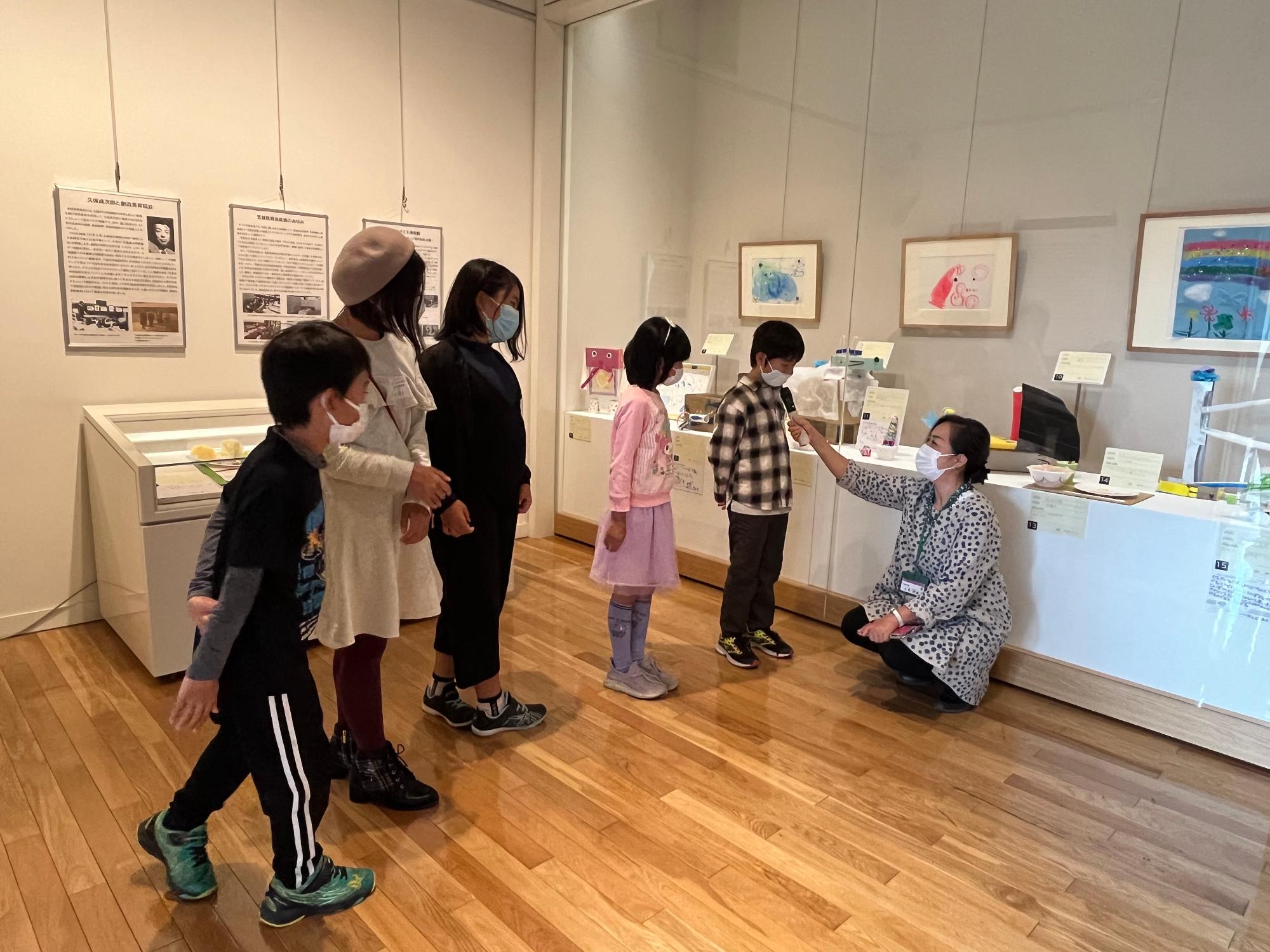 子ども学芸員ギャラリートークの様子