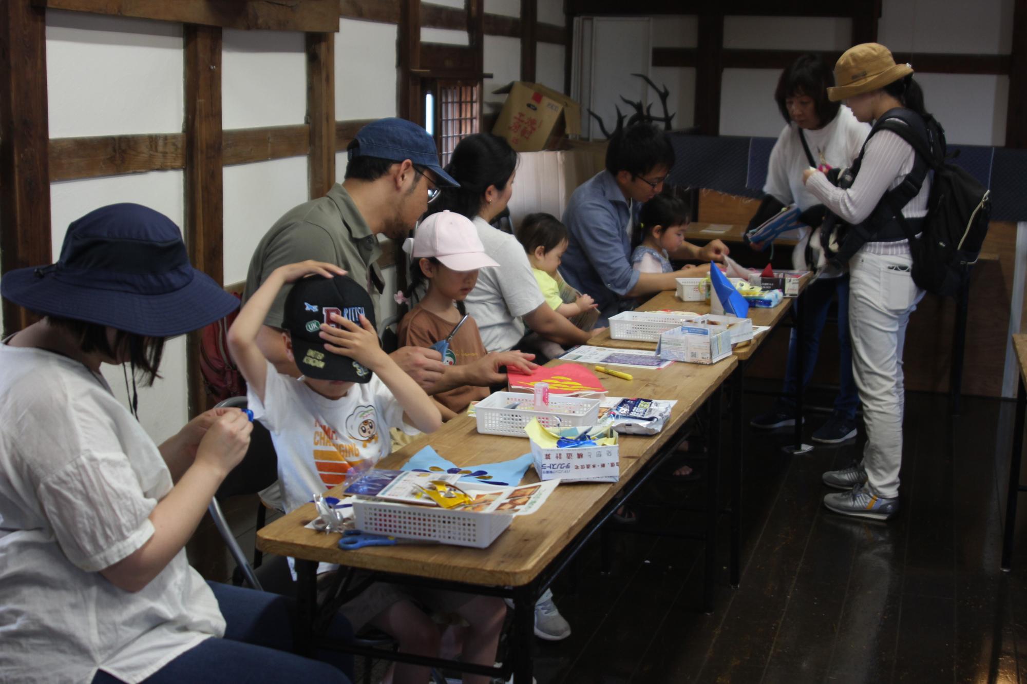 久保邸こどもの日ワークショップ「オリジナルかぶり物をつくろう」