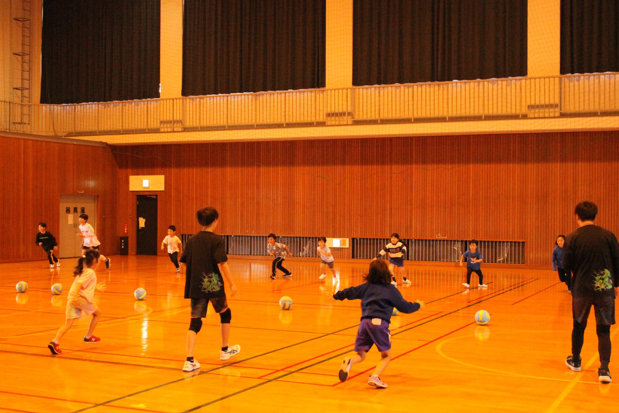ボールを使っておにごっこをするこどもたち