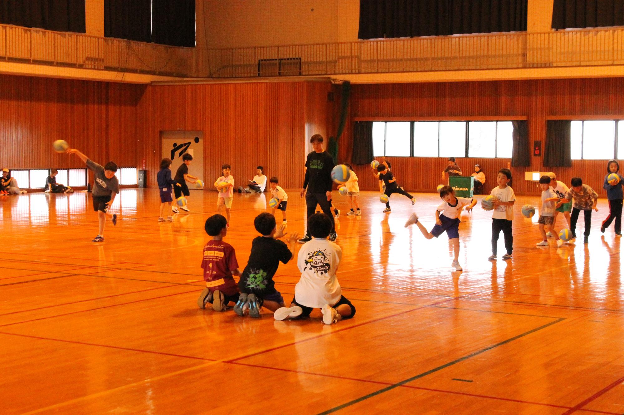 ドッジボールを投げる練習をするこどもたち