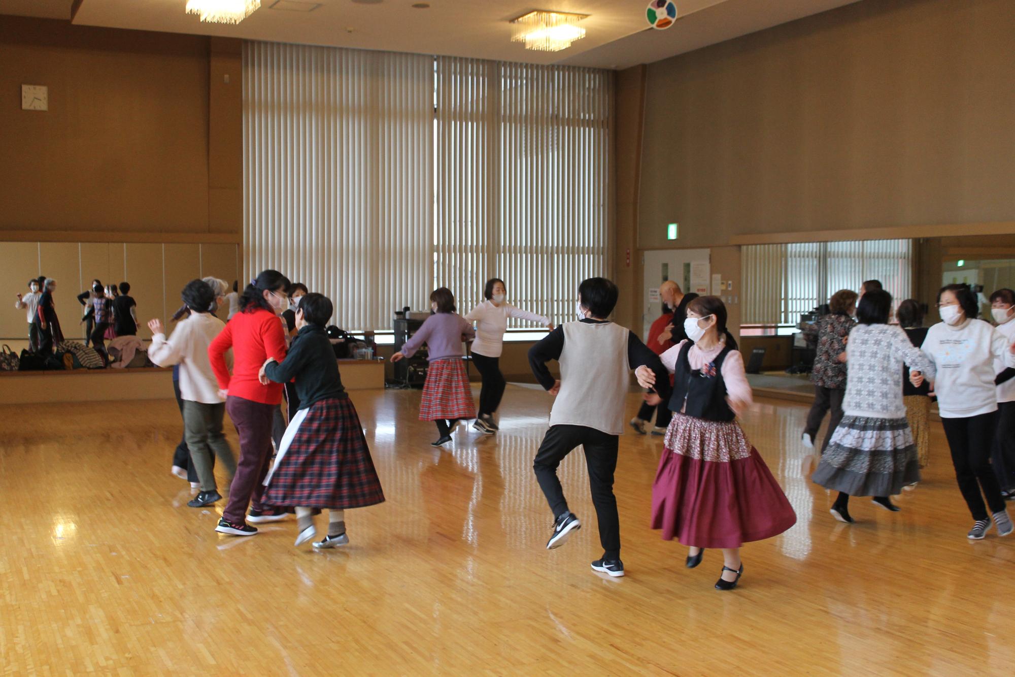 二人で腕を組んでくるくる回る講師と受講生