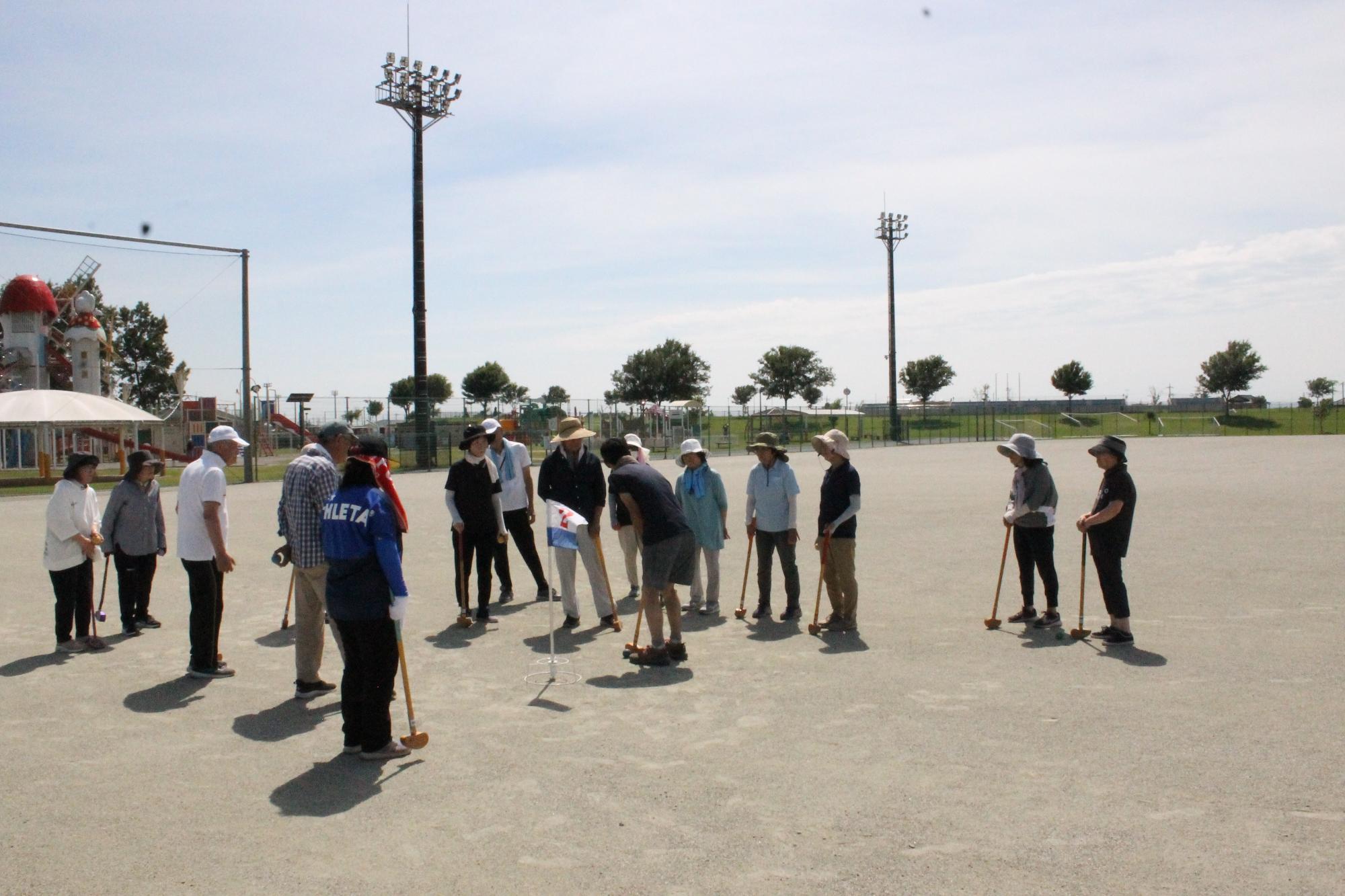 グラウンドゴルフのスティックの持ち方や打ち方を教わる受講生