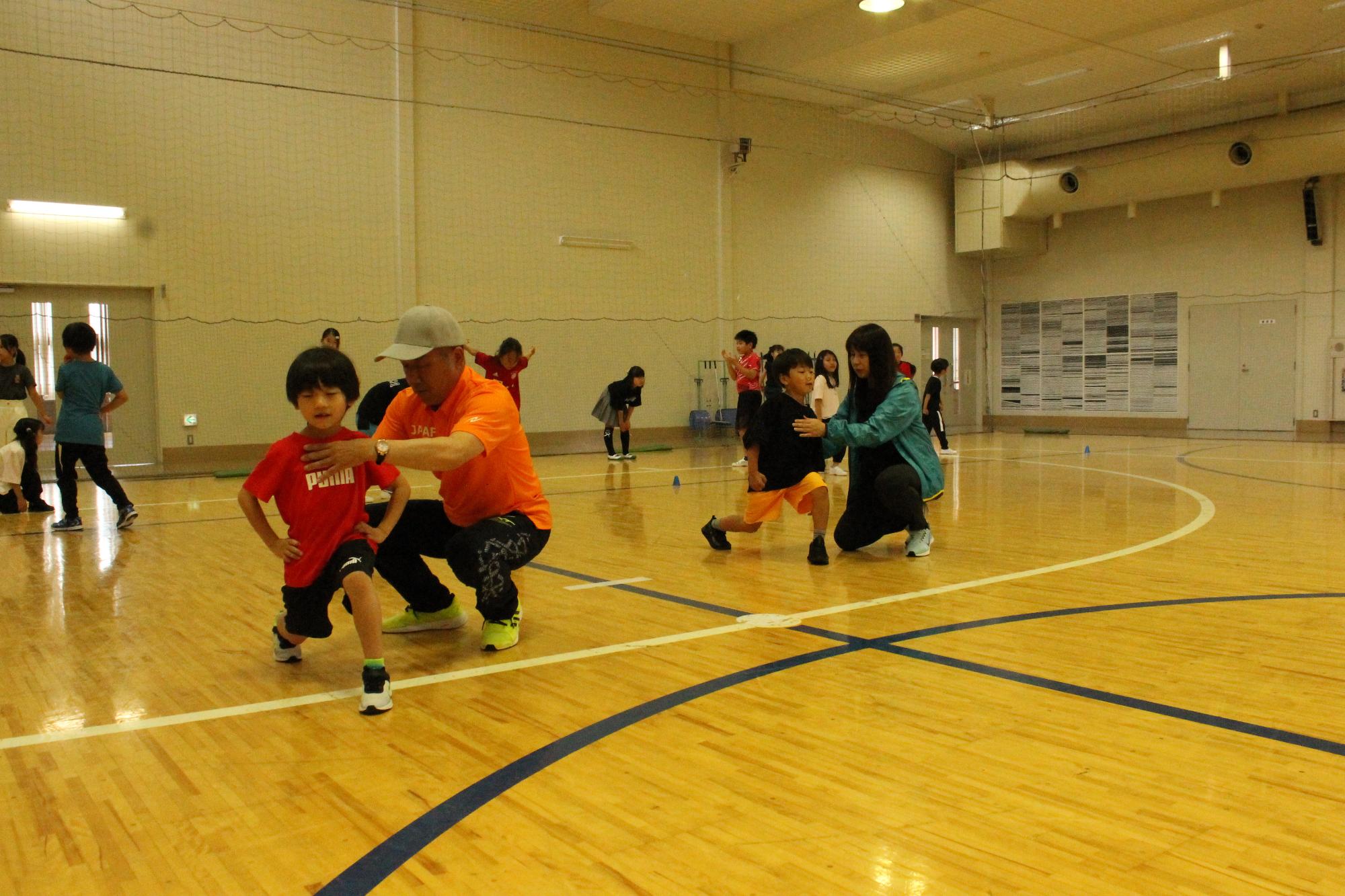 走り方の基礎を教える様子