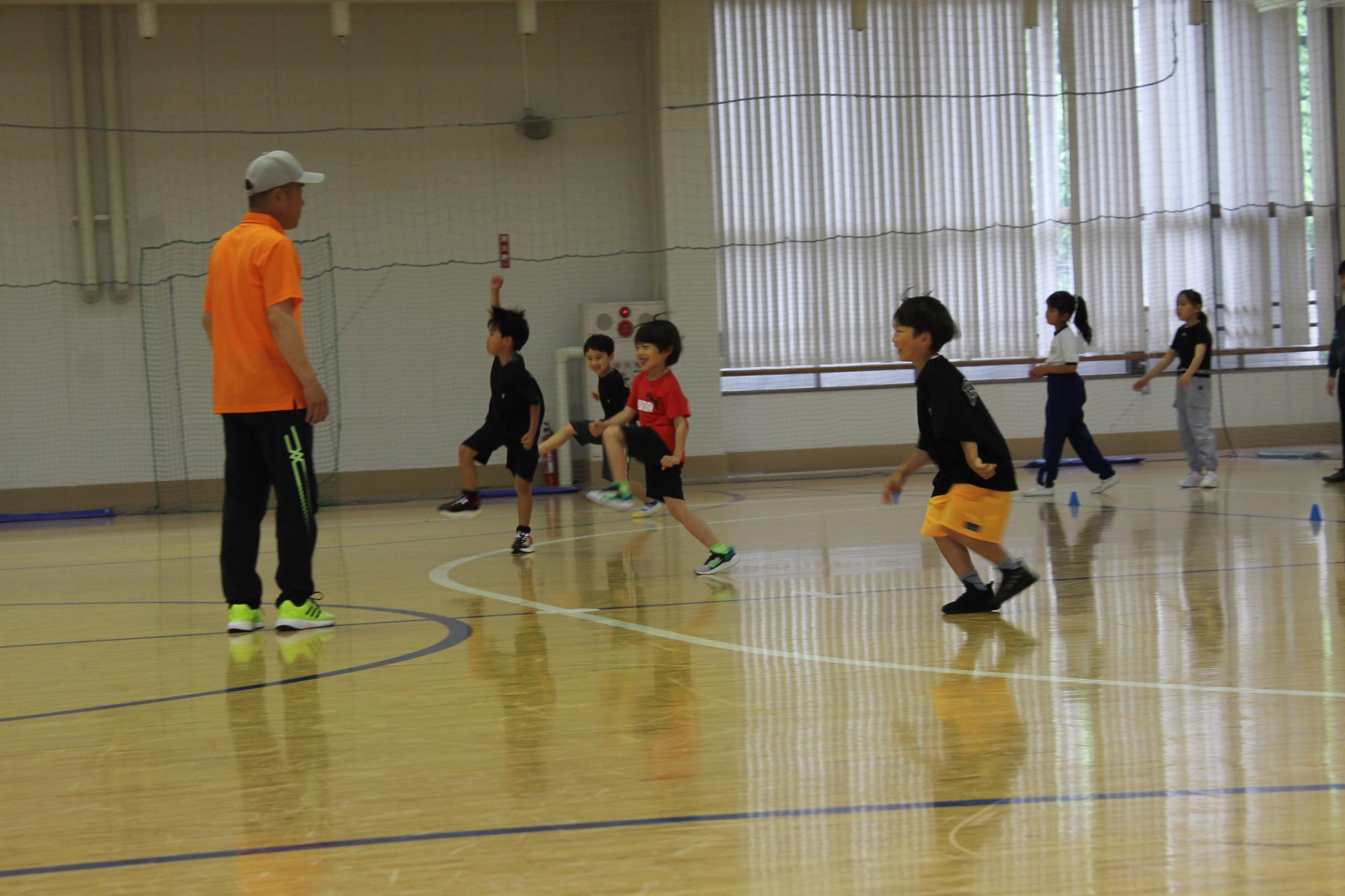 もも上げしながら走る様子