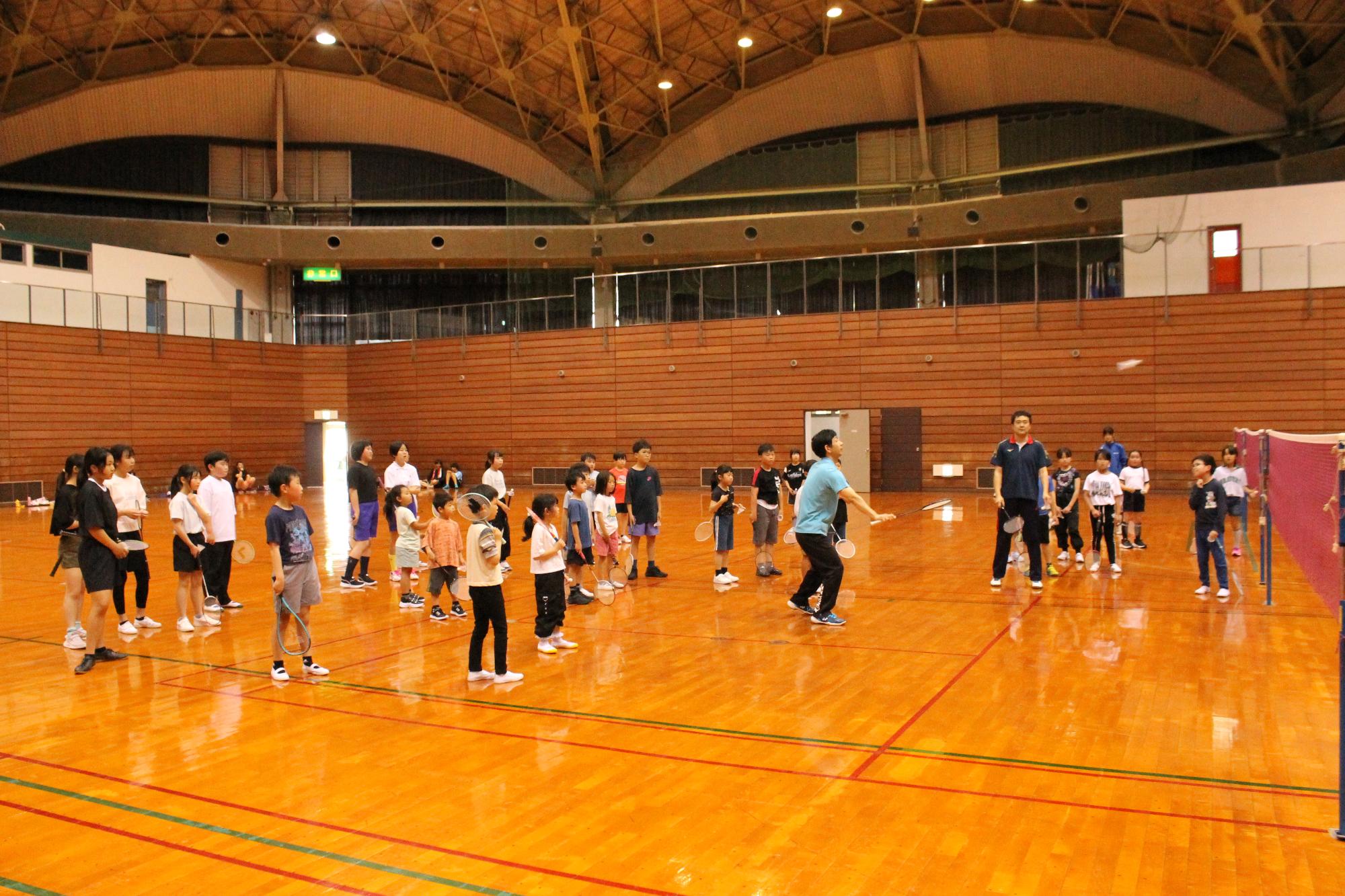 講師のお手本を真剣に見ている子供たちの様子