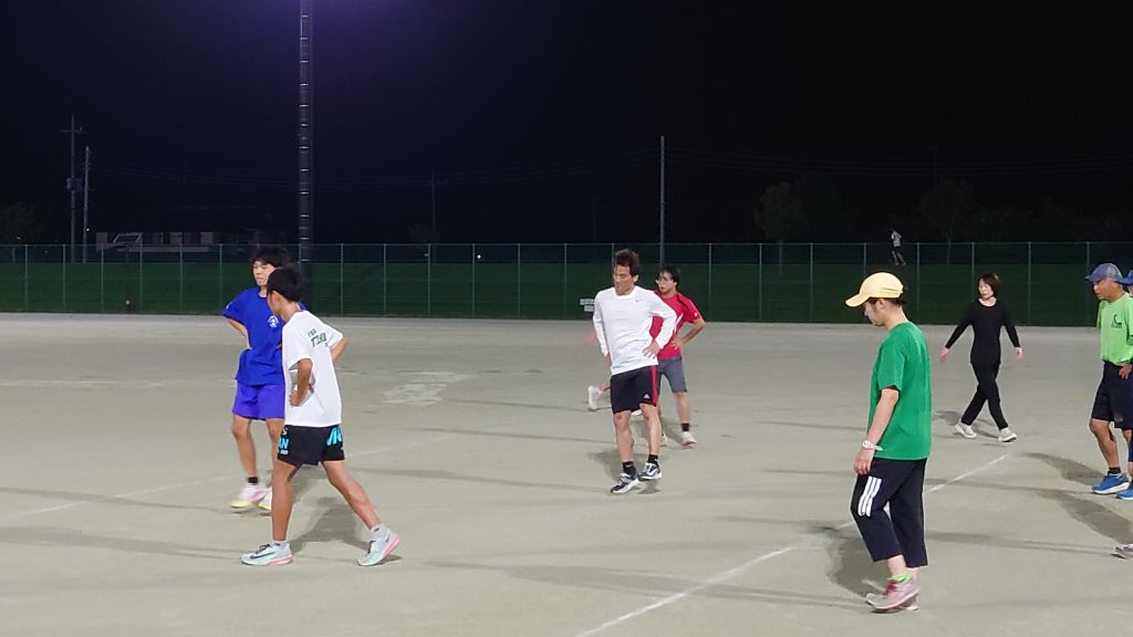 長距離選手のウォーミングアップを体験する受講生