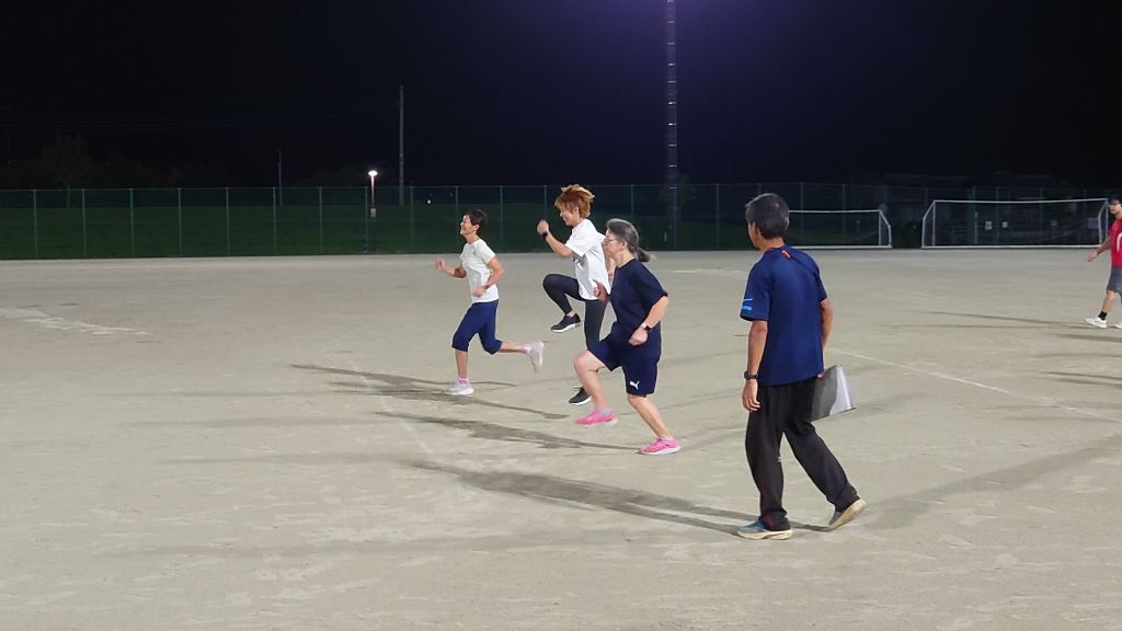 長距離選手のウォーミングアップを体験する受講生