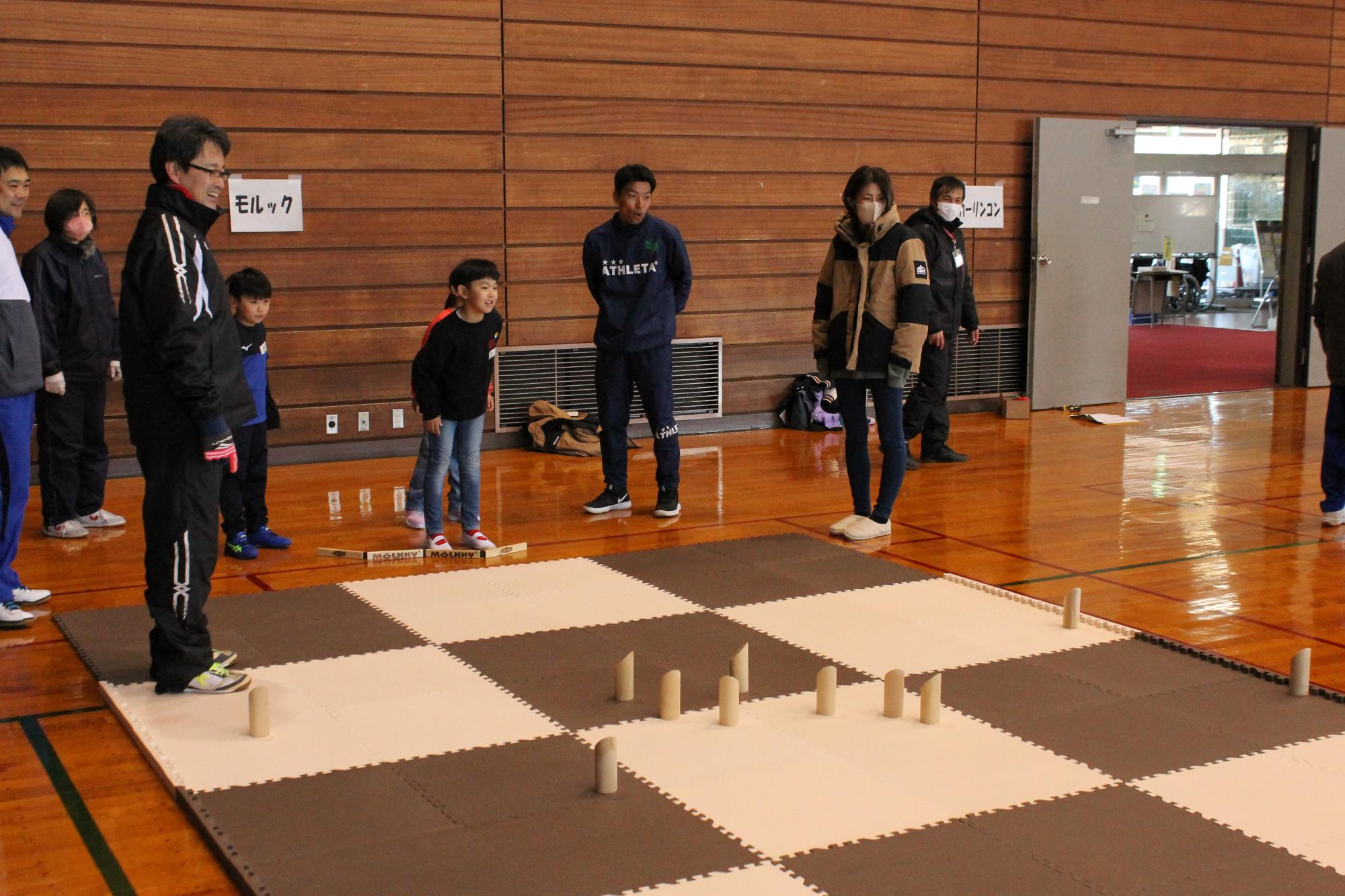 モルックを楽しむ参加者