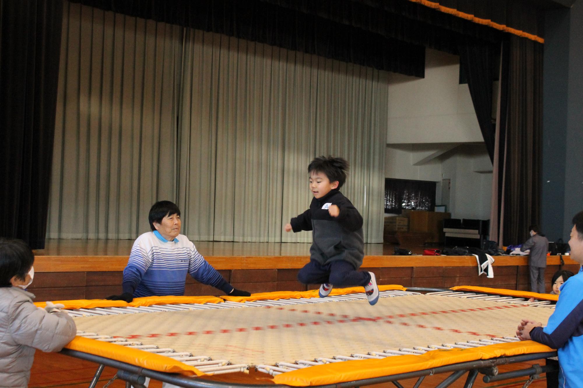 トランポリンを楽しむ参加者