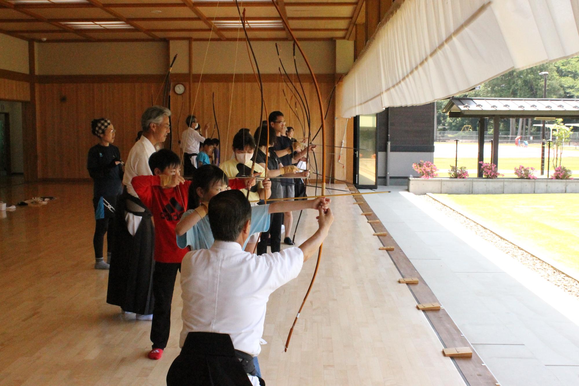 矢を的にあてる練習をする様子