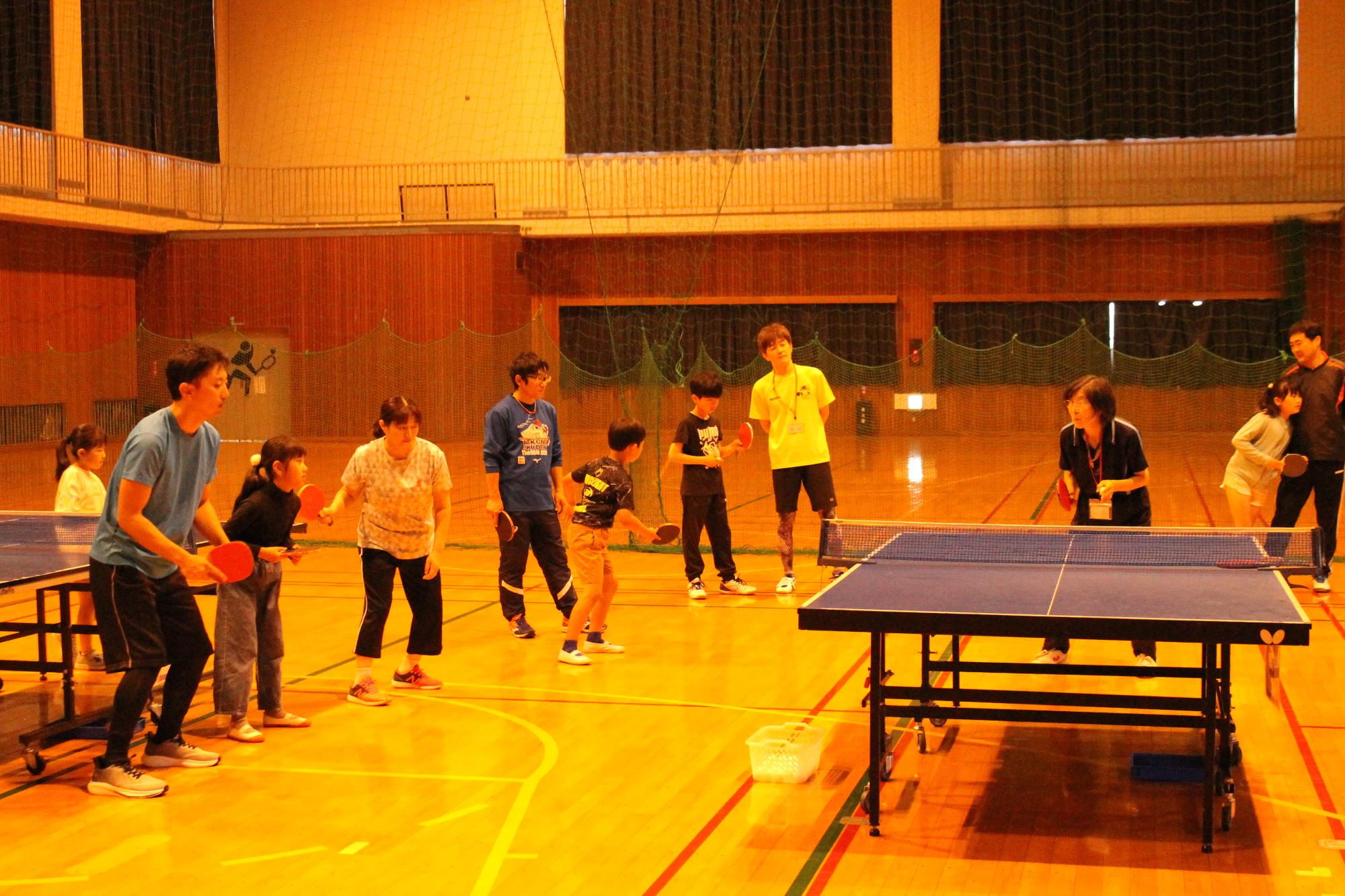 講師から構え方を学ぶ受講生の様子