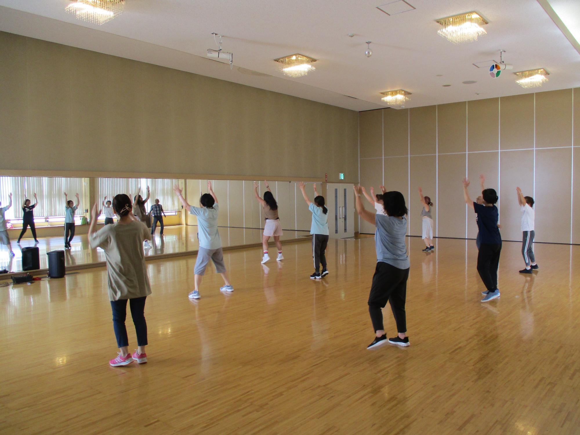 リズムに乗って楽しくダンスを踊る講師と受講生