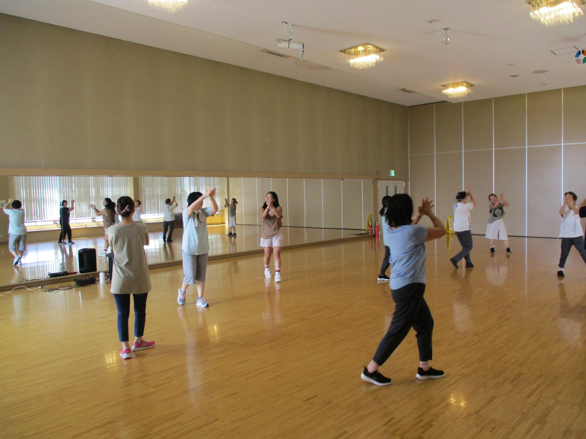 手拍子をしながら楽しくダンスをする講師と受講生