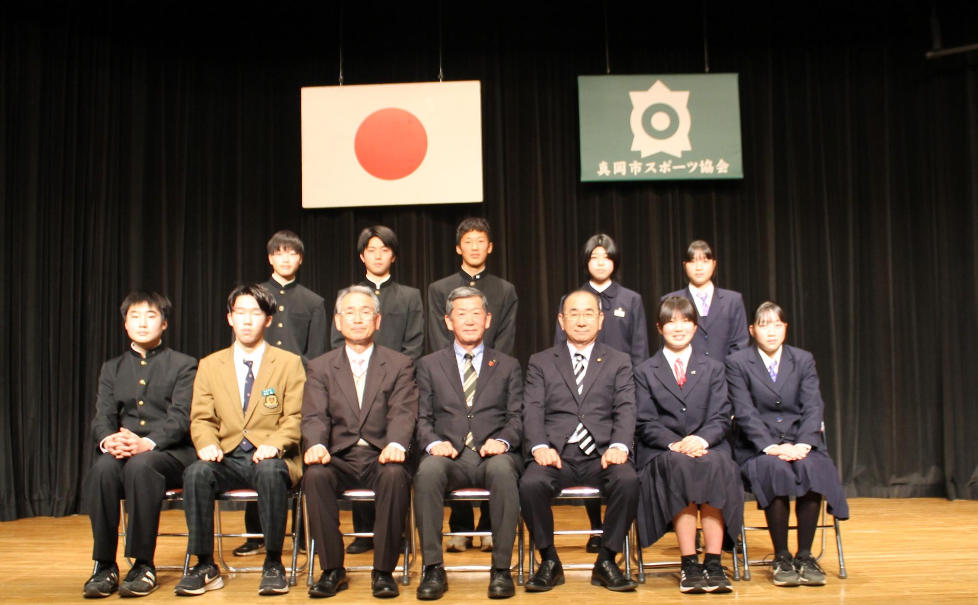 スポーツ優秀選手賞中学生の部受賞者集合写真