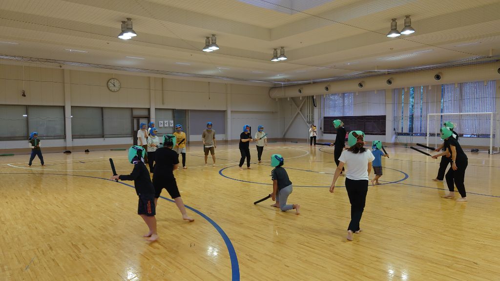 2チームに分かれてゲームを行う受講生の皆さん