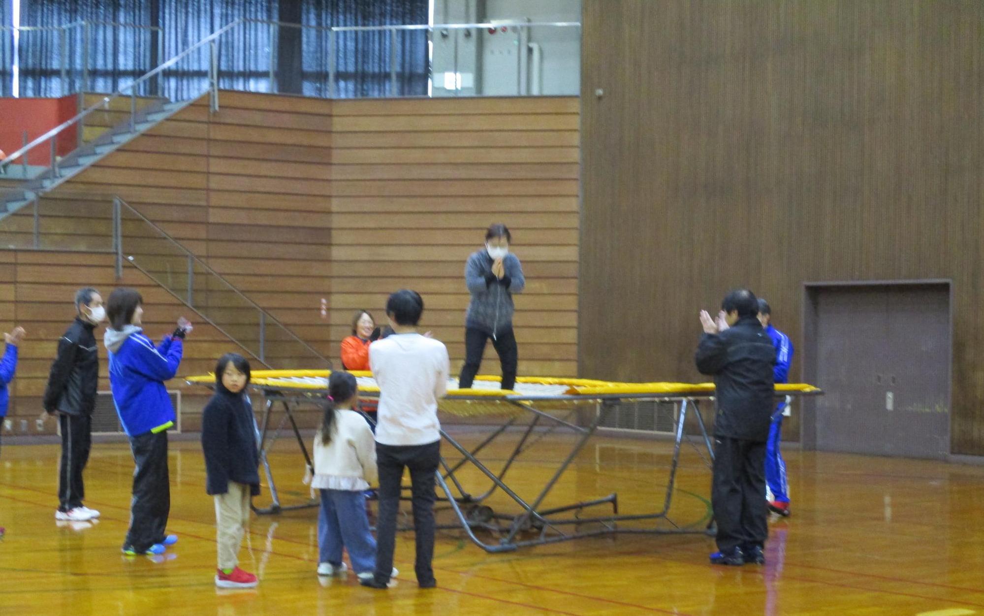 トランポリン体験の様子