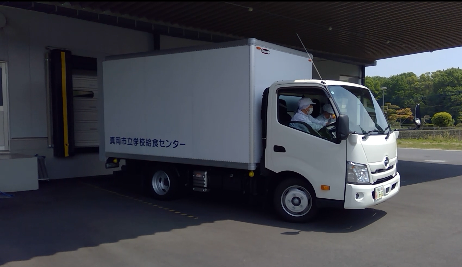配送車が給食を届けるときの写真