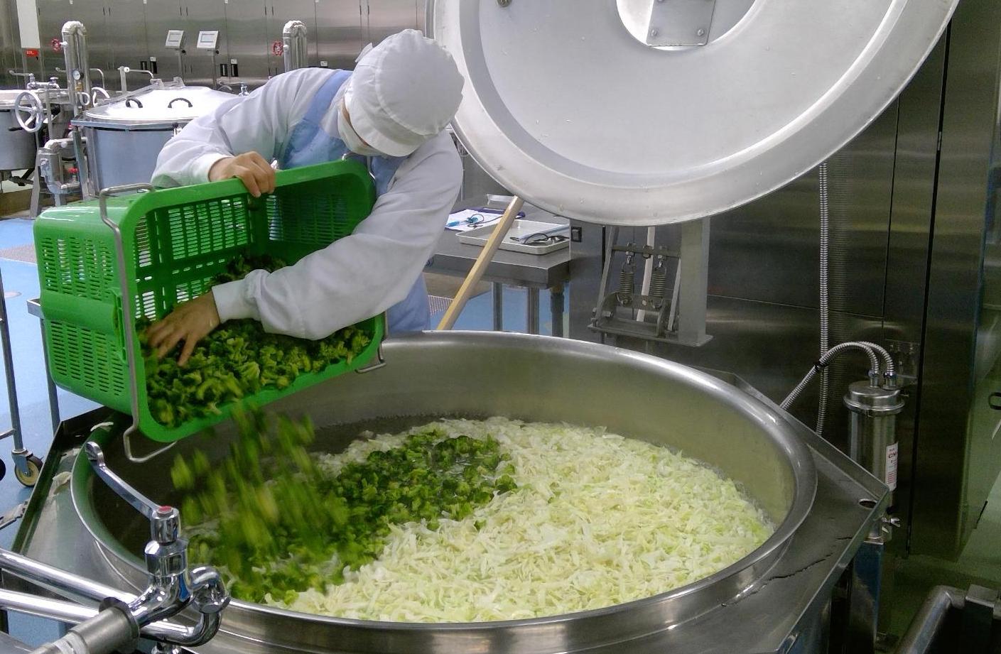 和え物で使用する野菜を釜で茹でている写真