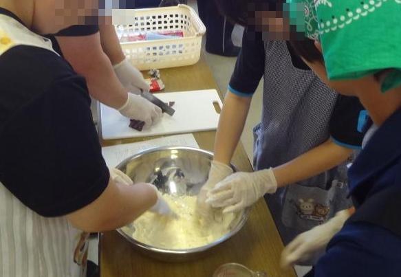 こねてチョコを入れる