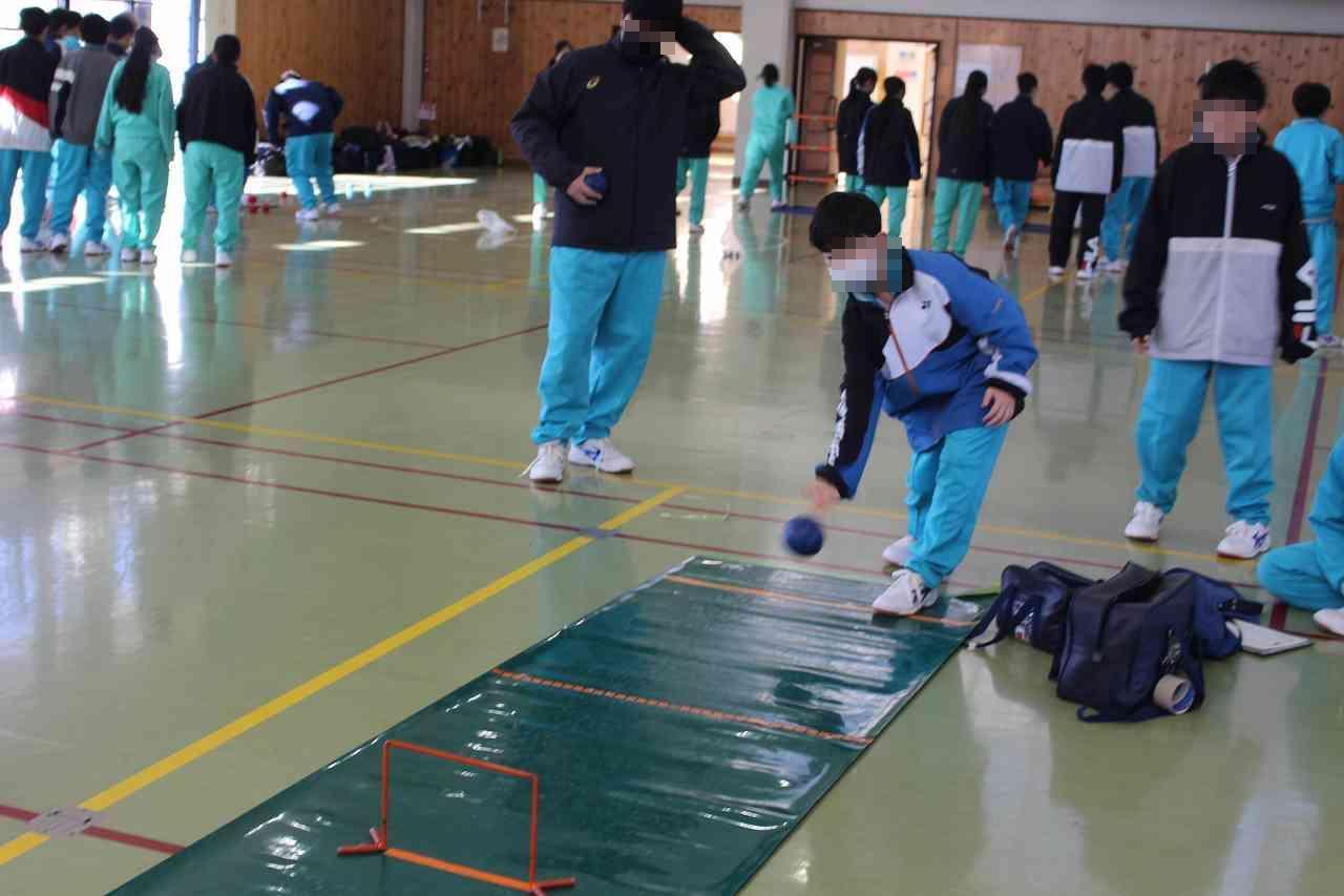 投げる