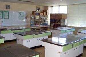 6台の調理台が並んでいる栄養指導室の写真