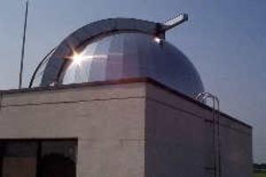 屋根の上がドーム状になっている天体観測室の外観写真