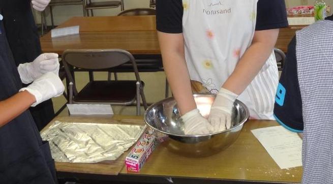 スコーンこねこね