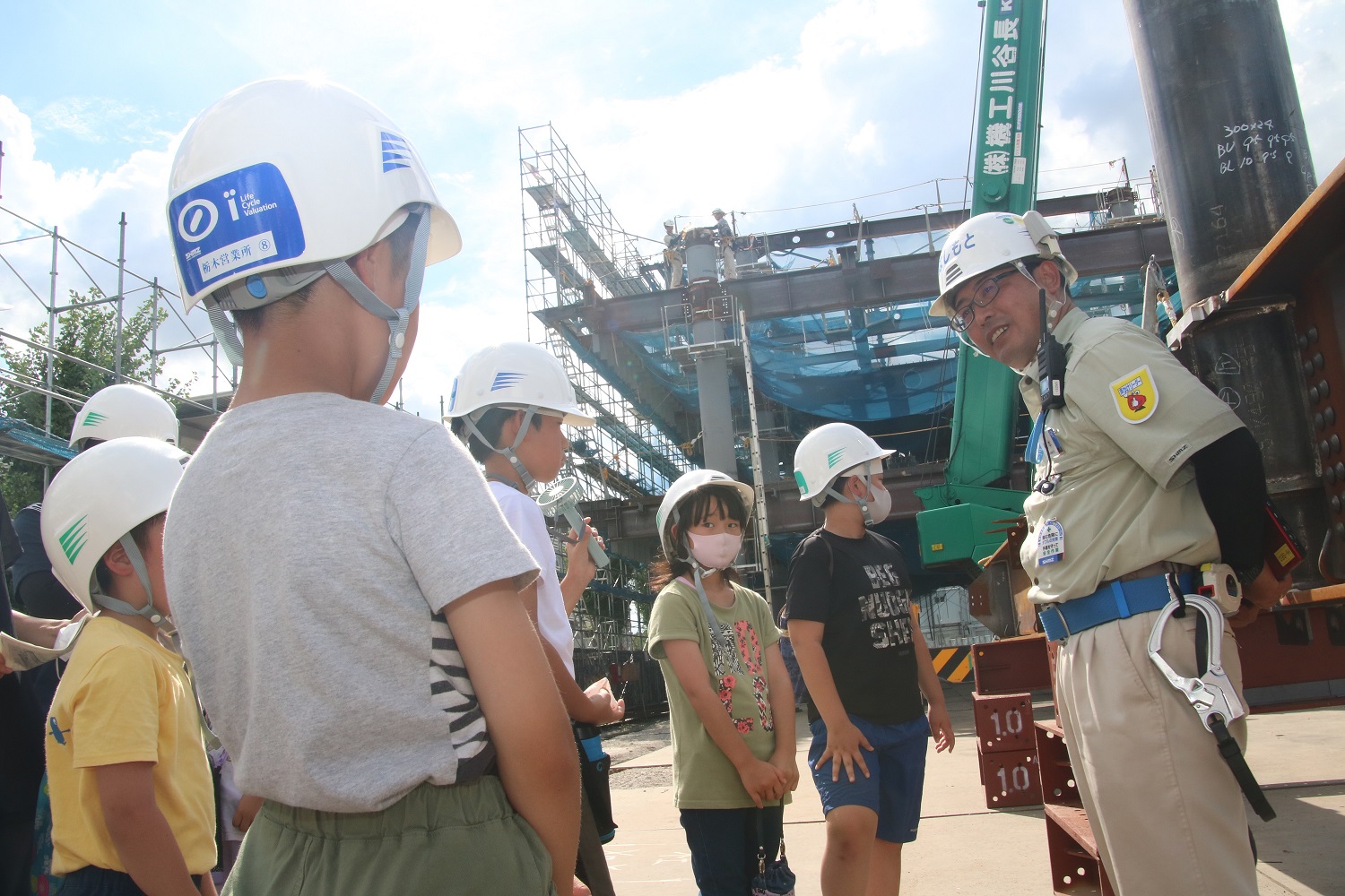 複合交流拠点の工事現場を見学する小学生