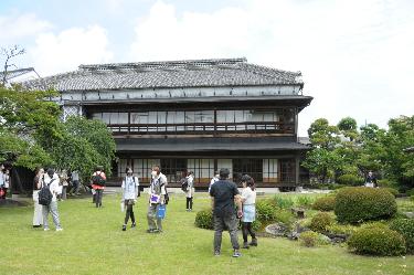 金鈴荘見学にて敷地内を散策している様子の参加者達の写真