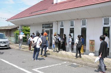 久下田駅に参加者達が集まっている写真