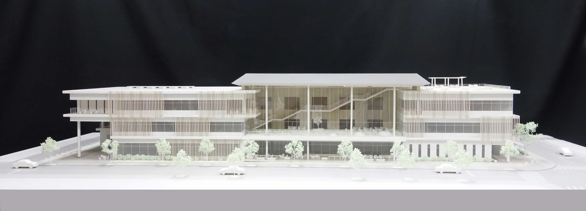 3階建ての複合交流拠点の基本設計模型を正面から写した写真