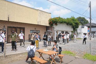 門前地区見学にて建物の前に立っている参加者達の写真