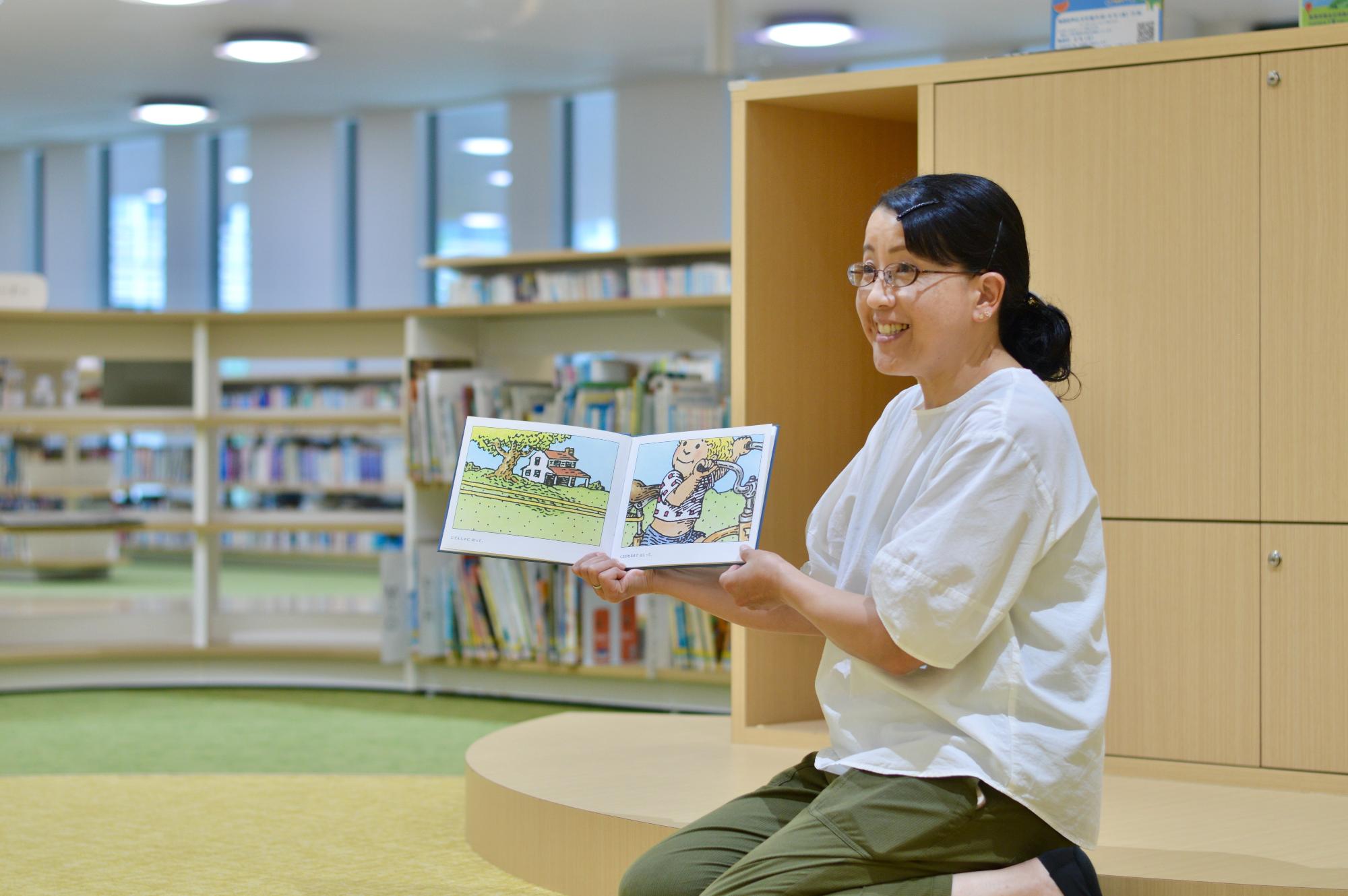 読み聞かせをする佐藤さん