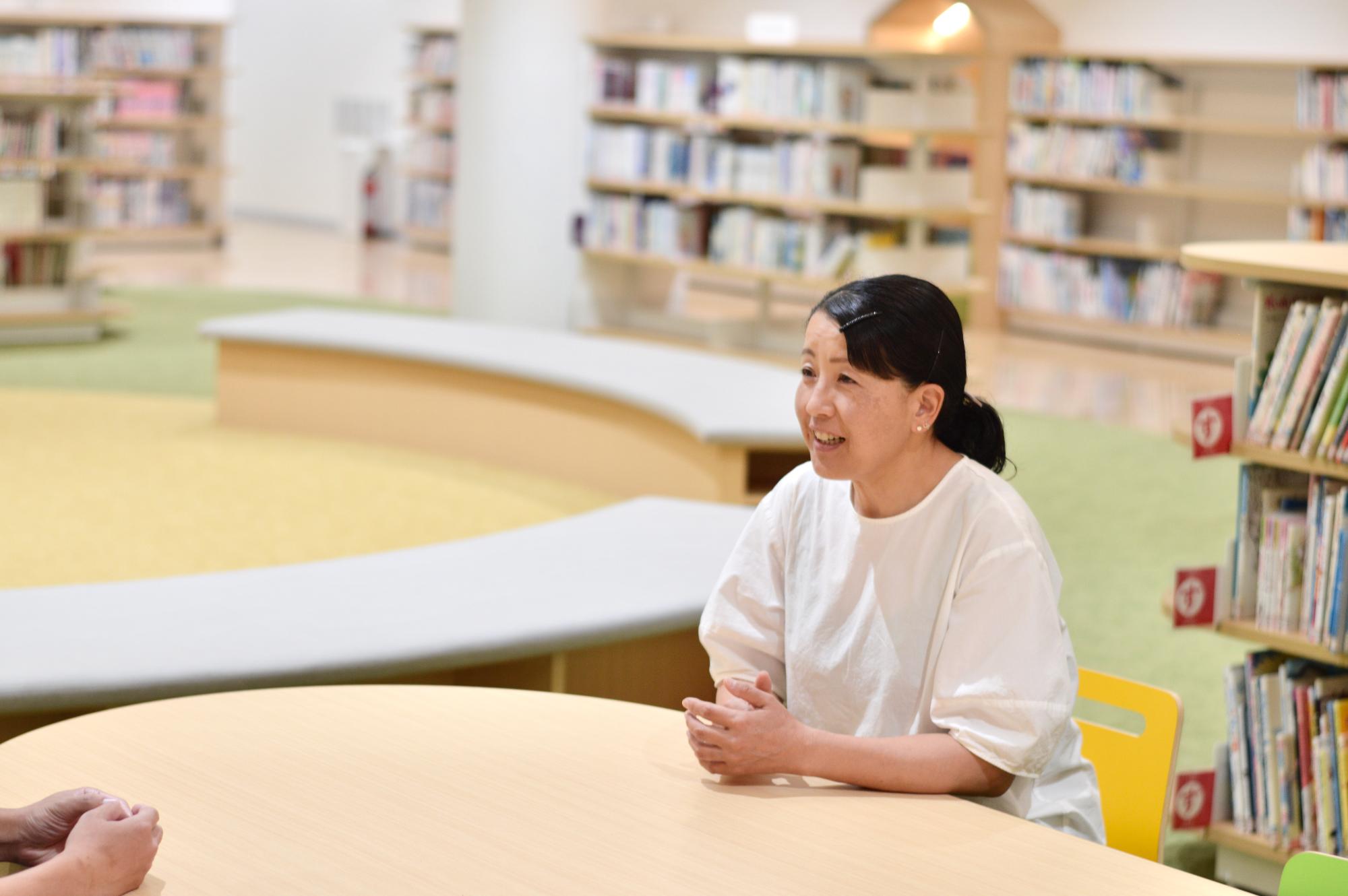 インタビューに答える佐藤さん