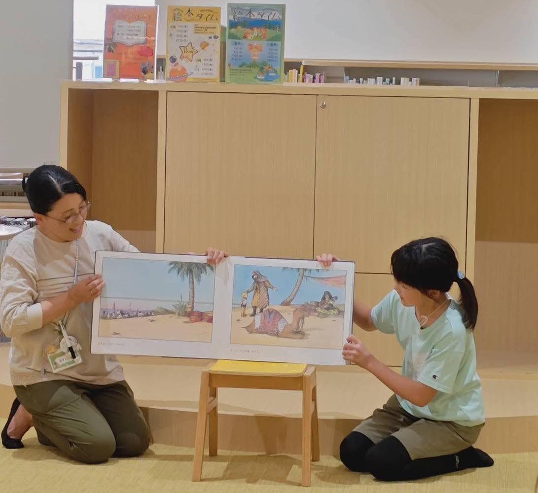 娘さんと絵本の読み聞かせをする佐藤さん