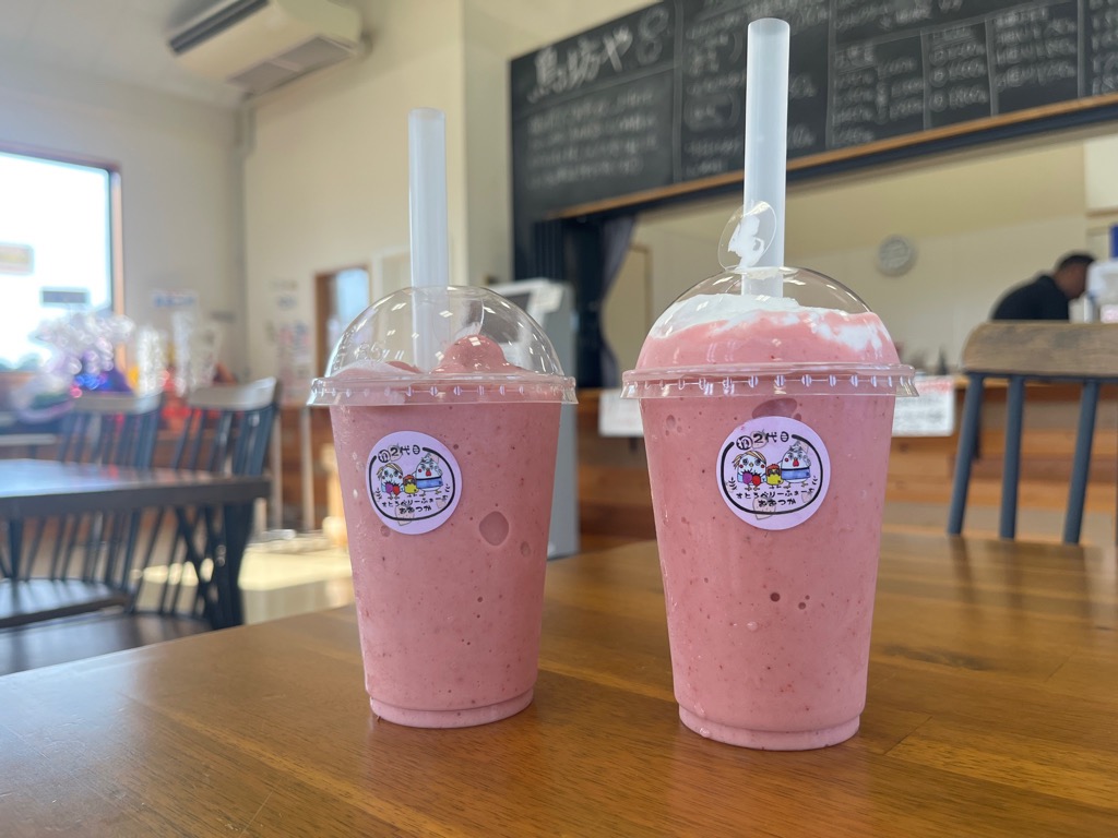 イチゴを使用したピンク色のドリンクが並べられている写真