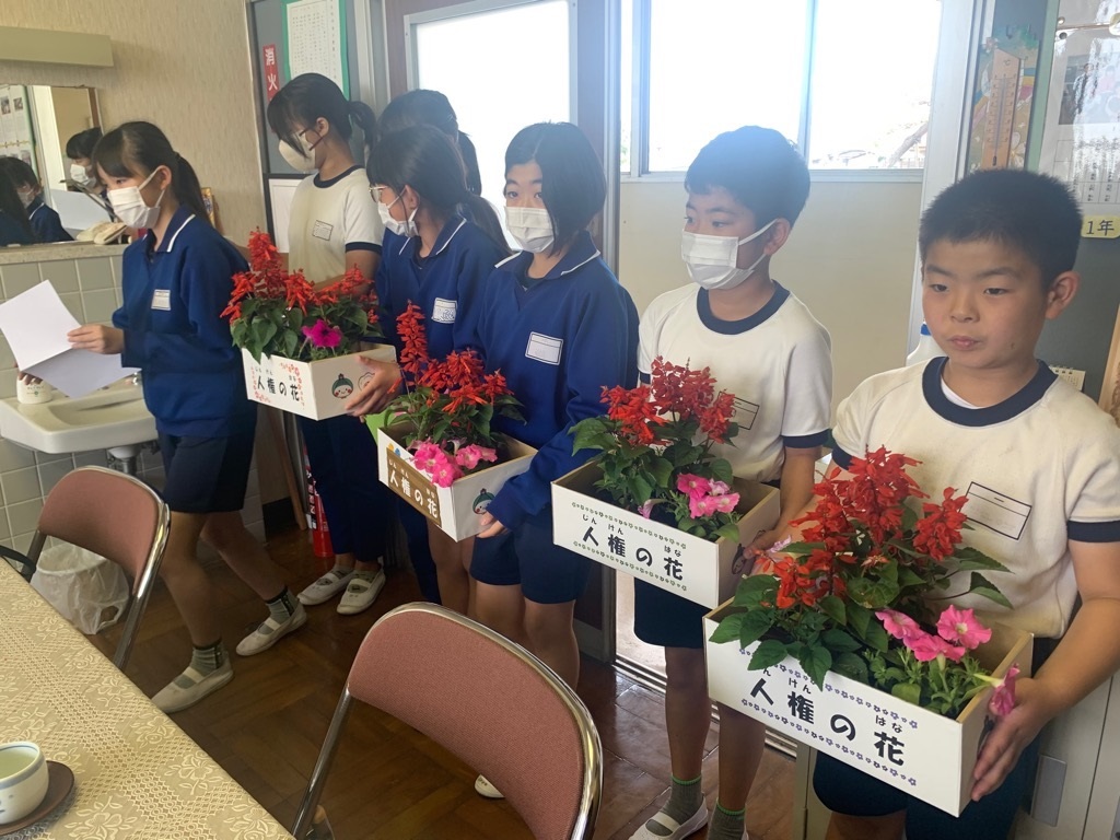 人権の花を持つ代表児童たち