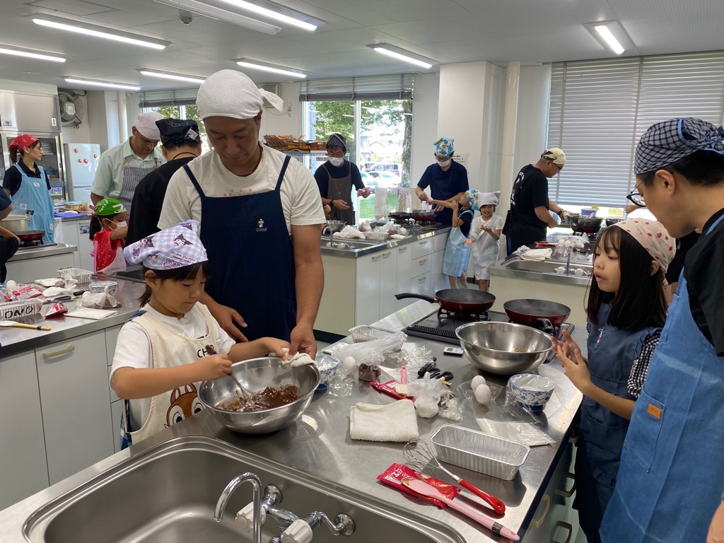 参加者が材料を混ぜる様子