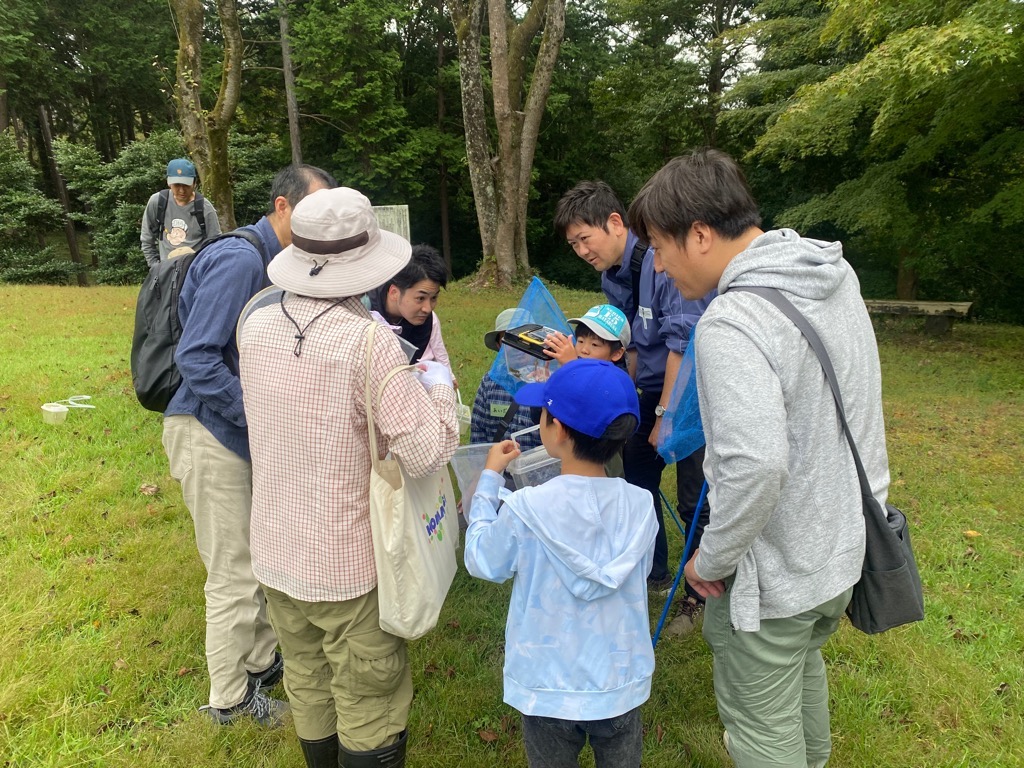 捕まえた虫を紹介している様子