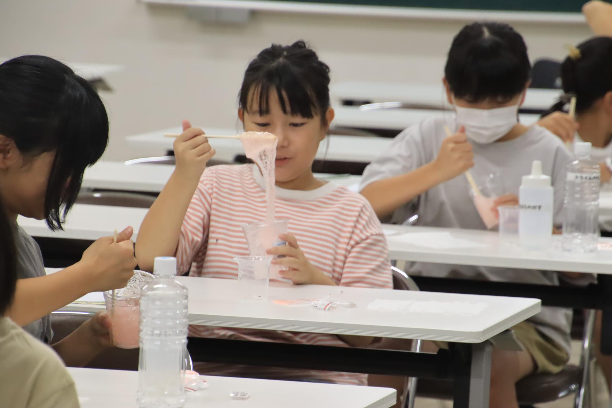 参加者がスライムを作っている様子