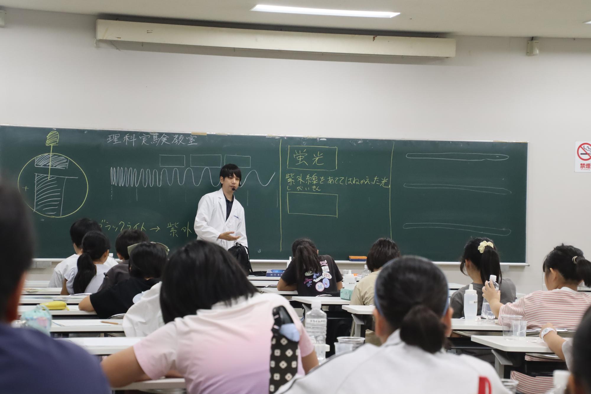 参加者が傾向の仕組みについて聞いている様子
