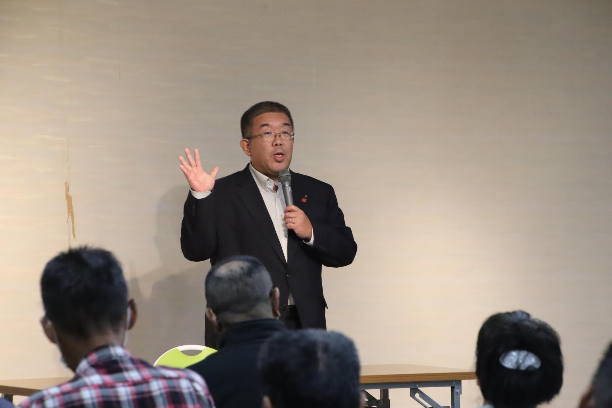 2025年11月27日に行われた、根本区市長との話し合い事業にて、市長が話す様子